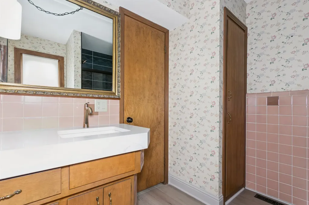 328 N Hampton Wichita KS 67206