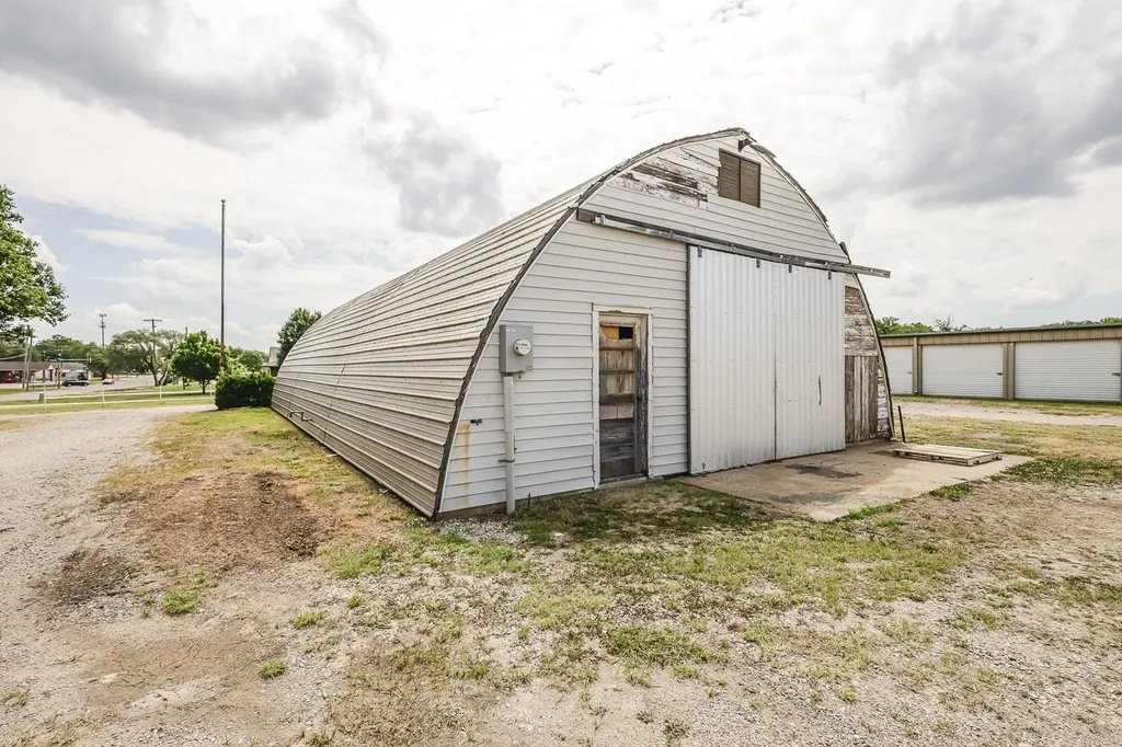 201 W Silknitter Rose Hill KS 67133