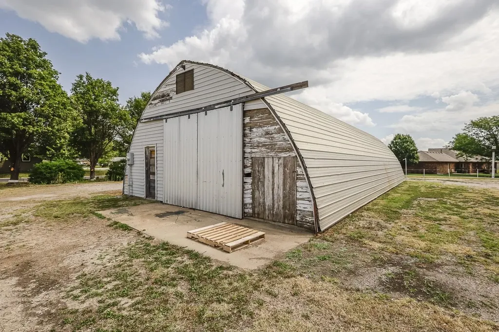 201 W Silknitter Rose Hill KS 67133