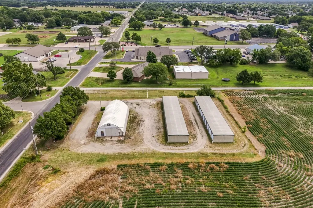 201 W Silknitter Rose Hill KS 67133