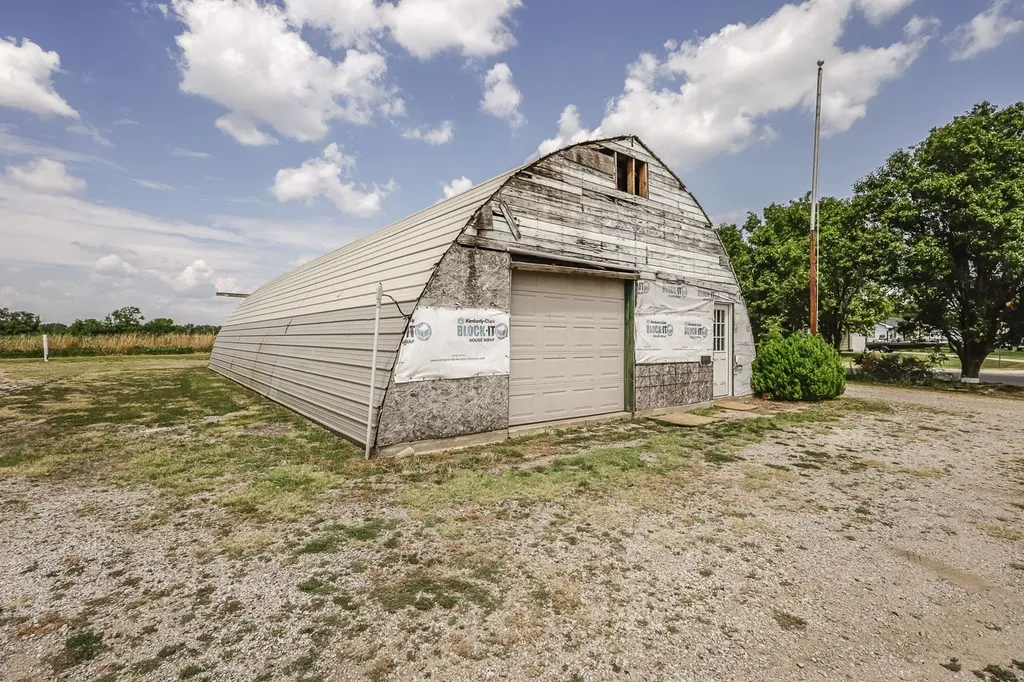 201 W Silknitter Rose Hill KS 67133