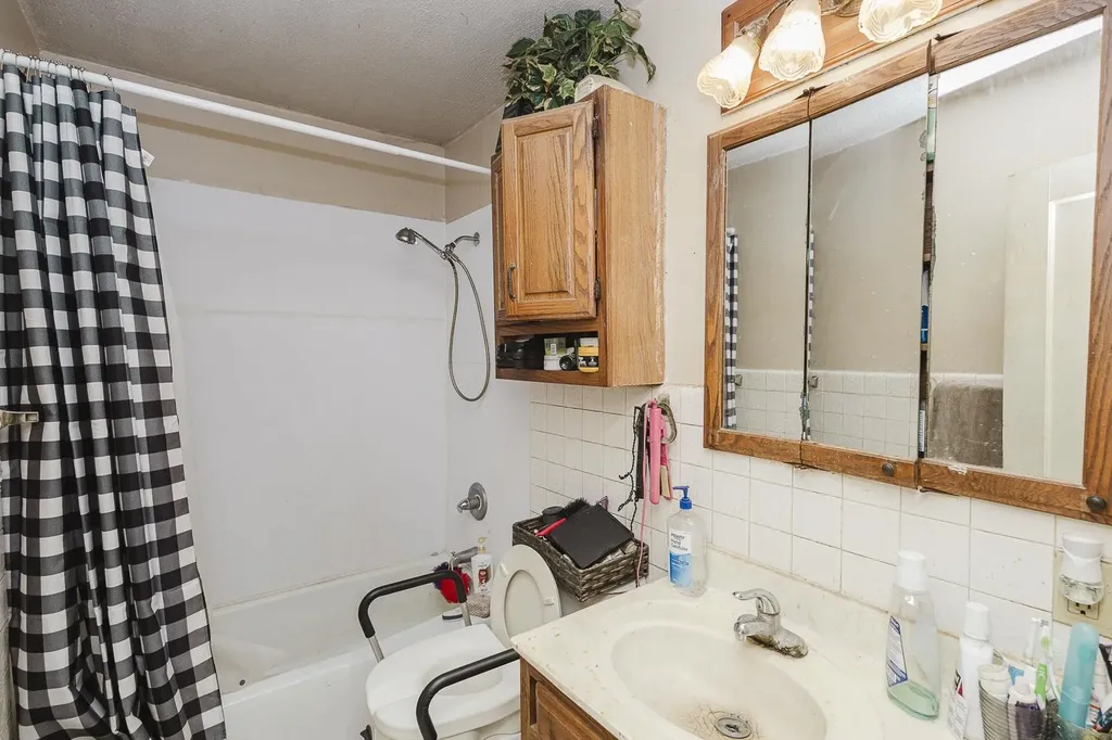 739 S Crestway Wichita KS 67218