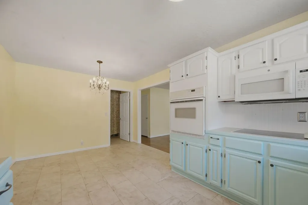 1442 N Prairie Lane Derby KS 67037