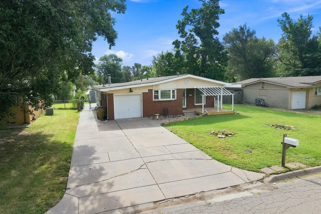 1442 N Prairie Lane Derby KS 67037