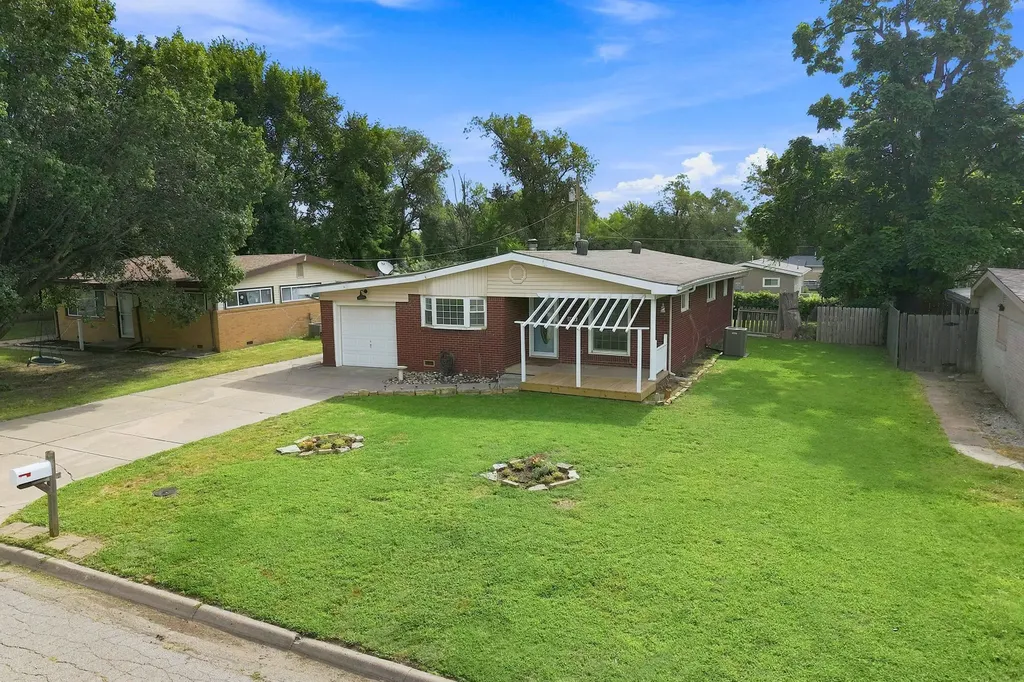 1442 N Prairie Lane Derby KS 67037