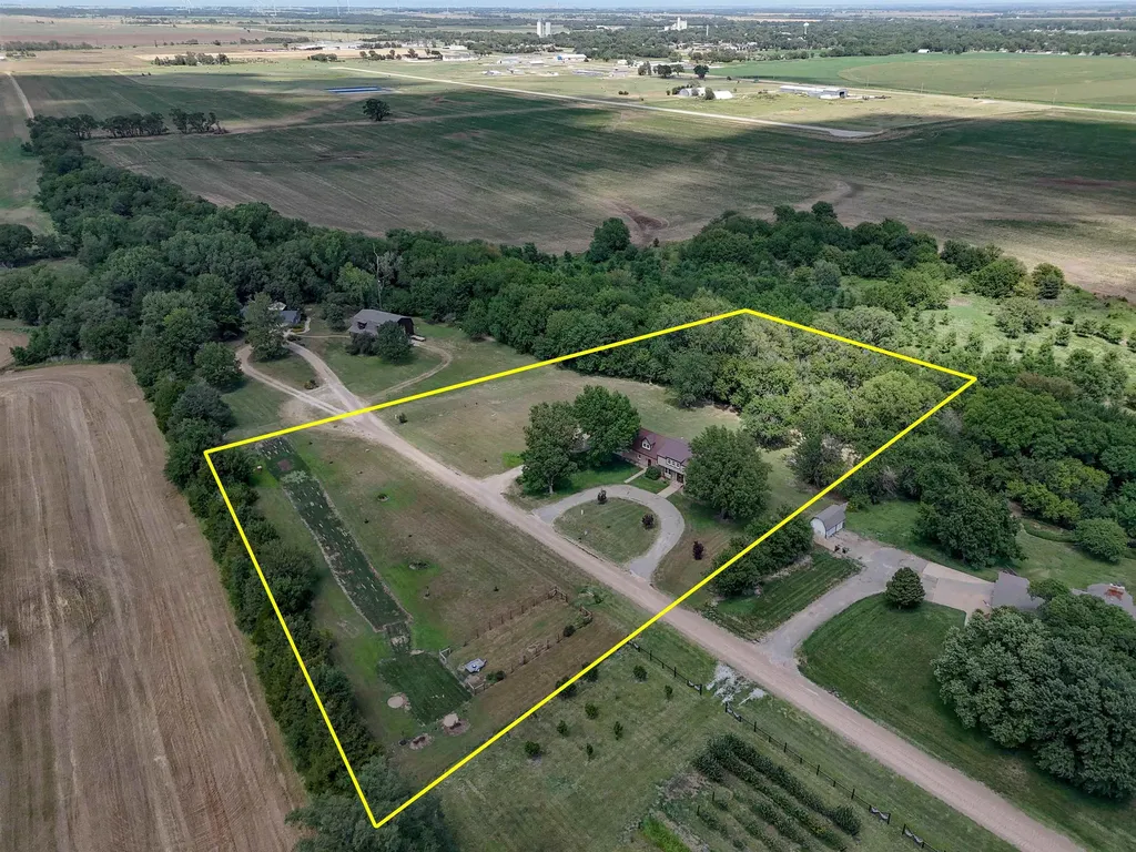 808 NW 4 Avenue Harper KS 67058