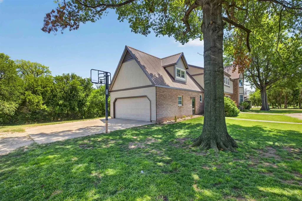 808 NW 4 Avenue Harper KS 67058