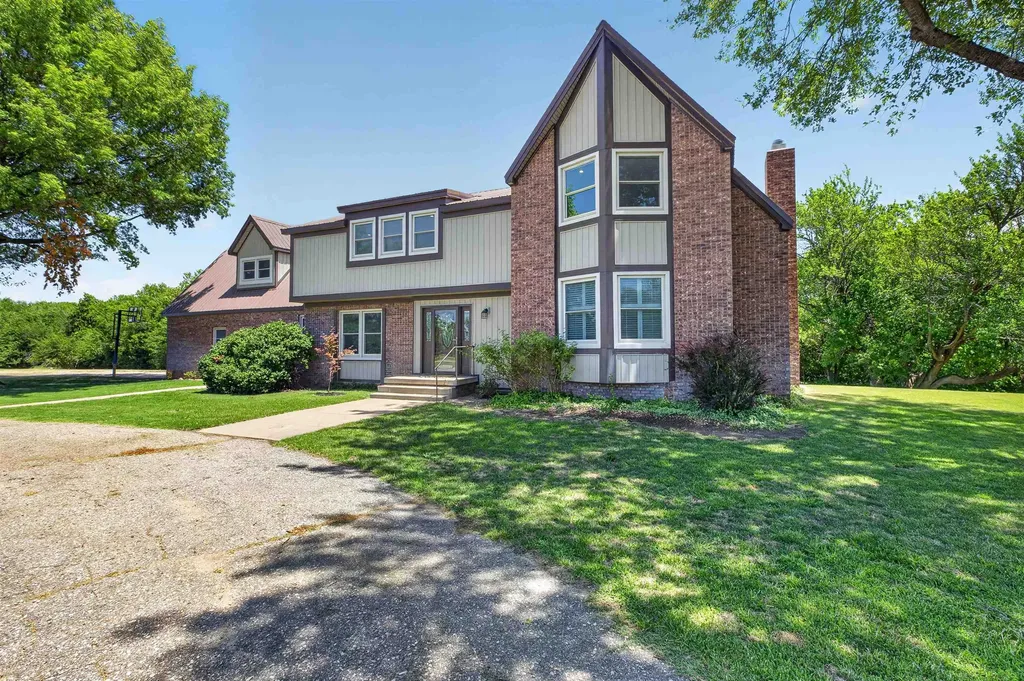 808 NW 4 Avenue Harper KS 67058