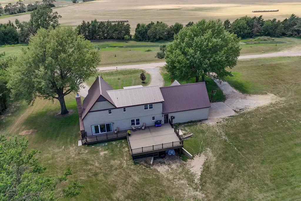 808 NW 4 Avenue Harper KS 67058