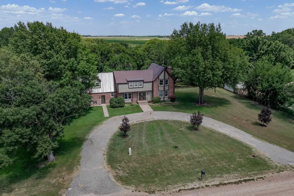 808 NW 4 Avenue Harper KS 67058