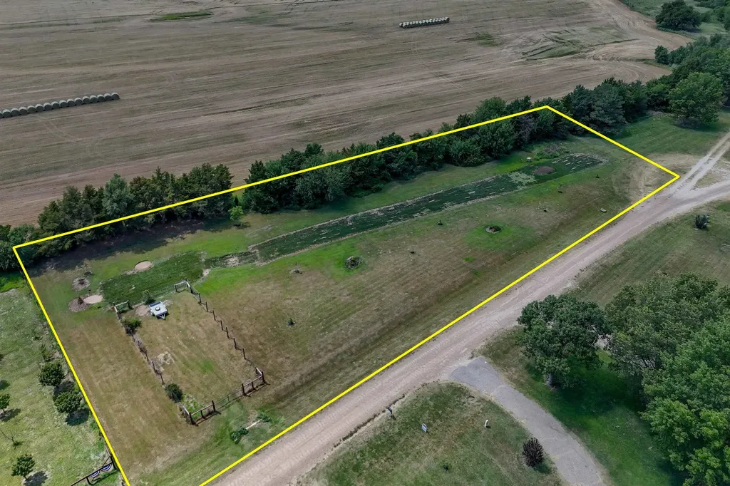 808 NW 4 Avenue Harper KS 67058