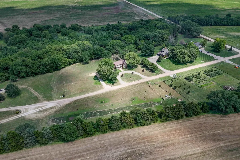 808 NW 4 Avenue Harper KS 67058