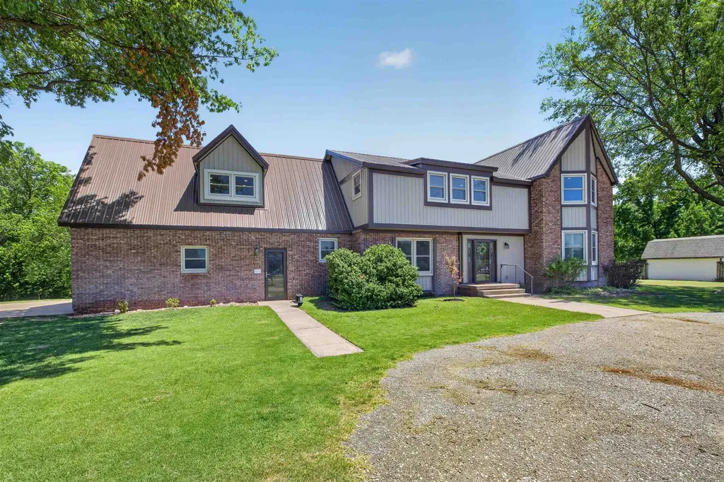 808 NW 4 Avenue Harper KS 67058