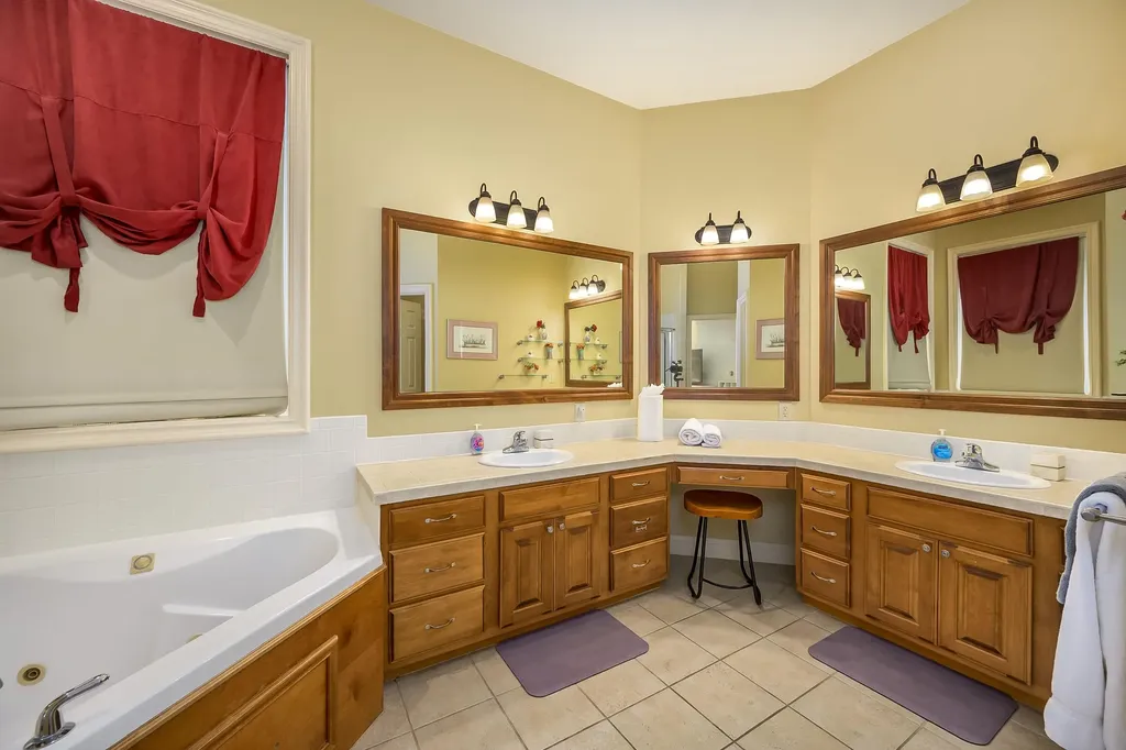 5155 N Saint James Street Bel Aire KS 67226-7636