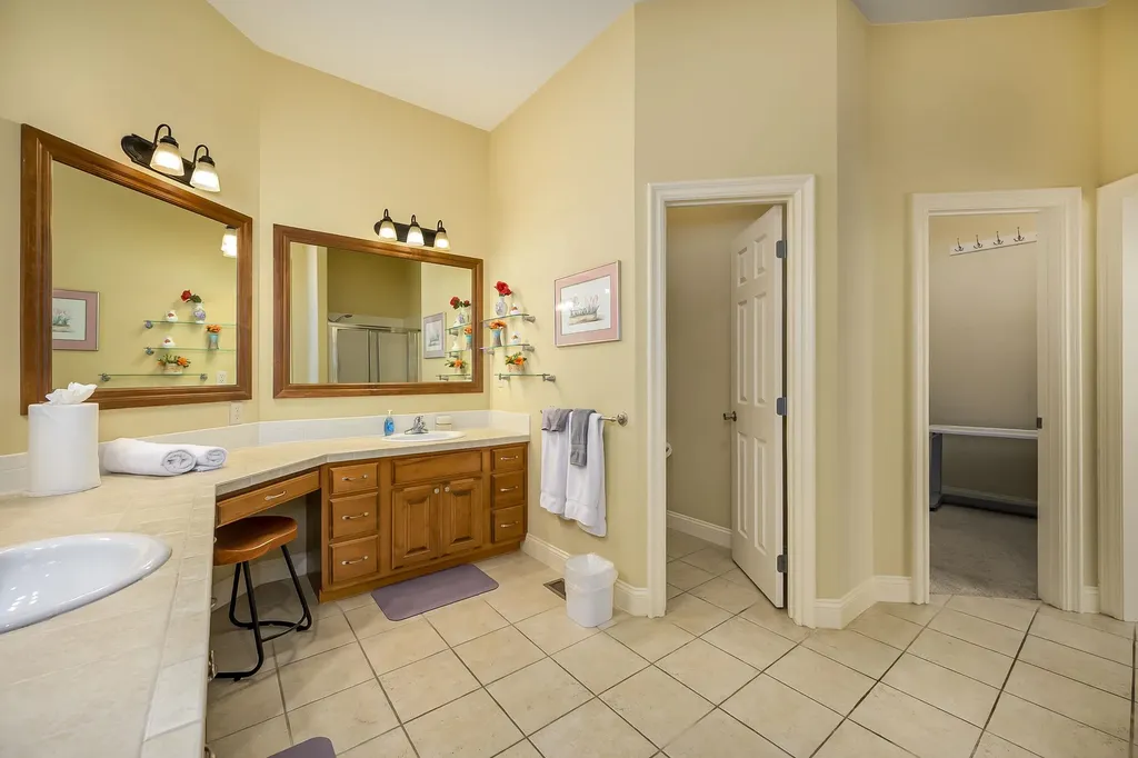 5155 N Saint James Street Bel Aire KS 67226-7636