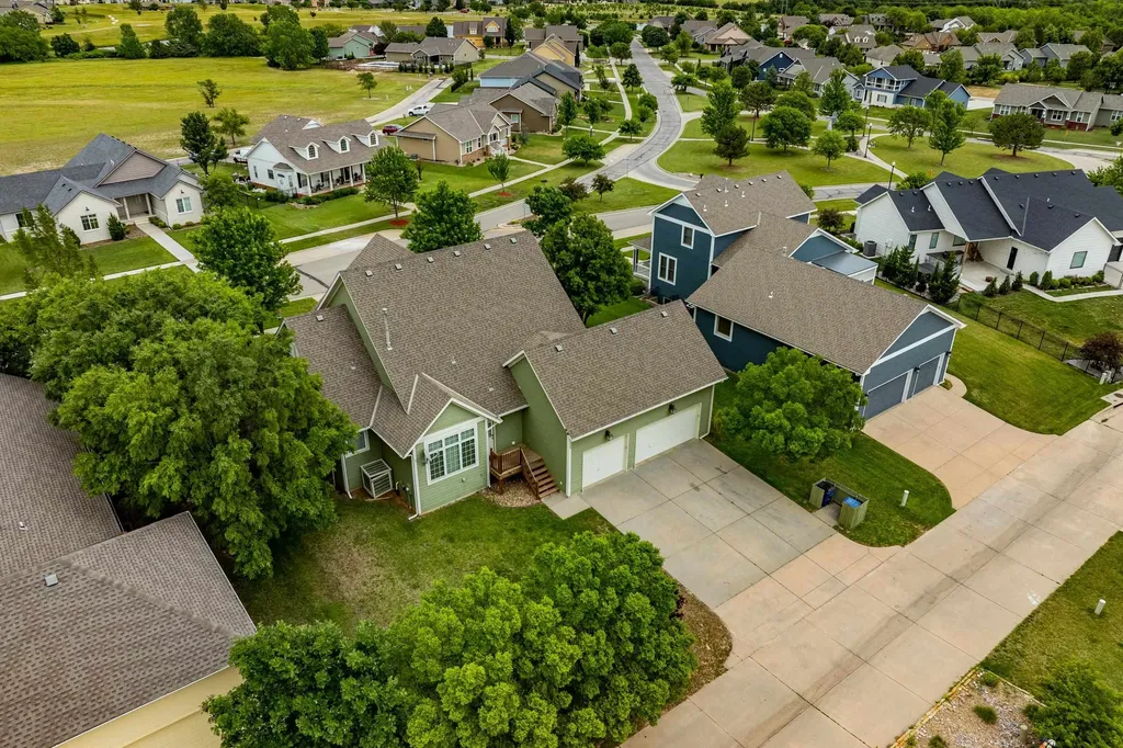 5155 N Saint James Street Bel Aire KS 67226-7636