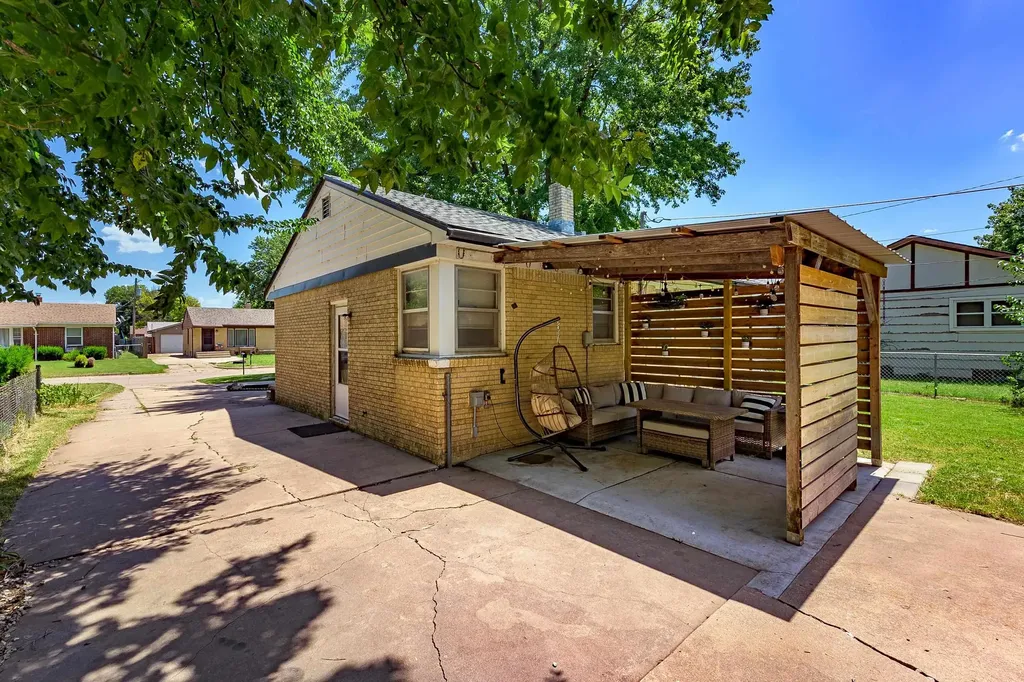 2631 N Hood Avenue Wichita KS 67204-5036