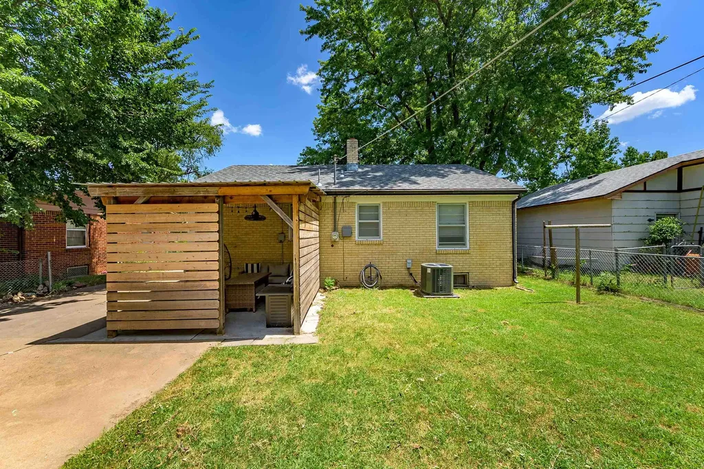 2631 N Hood Avenue Wichita KS 67204-5036