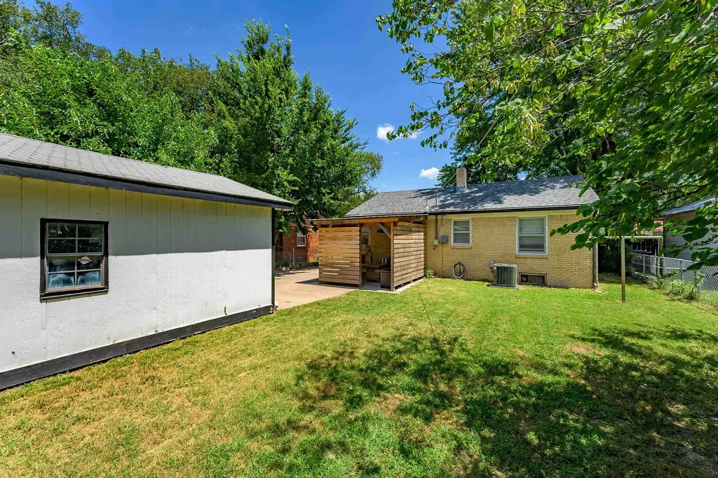 2631 N Hood Avenue Wichita KS 67204-5036