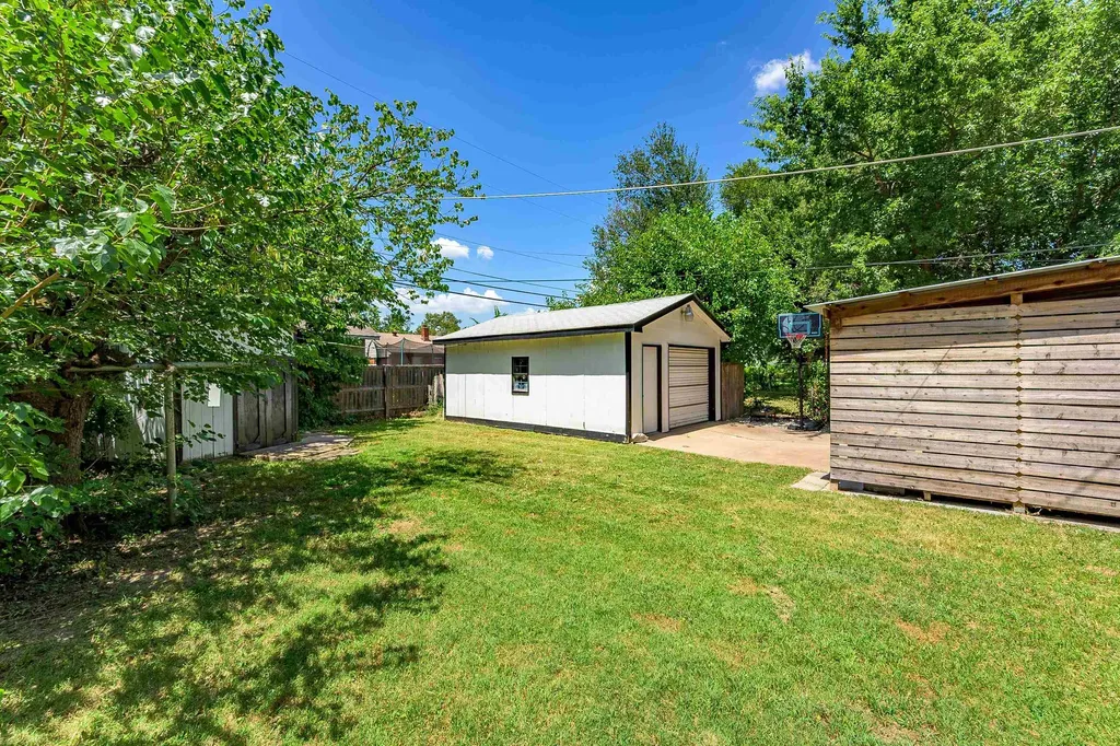 2631 N Hood Avenue Wichita KS 67204-5036