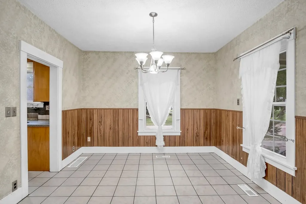107 SW 3rd Newton KS 67114