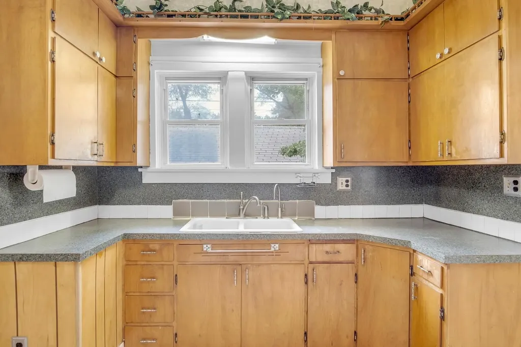 107 SW 3rd Newton KS 67114
