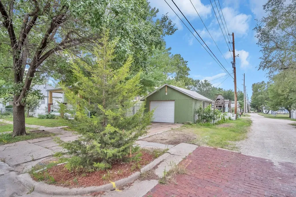 107 SW 3rd Newton KS 67114