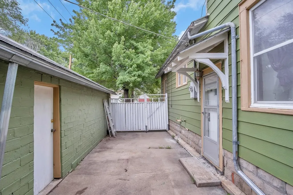 107 SW 3rd Newton KS 67114