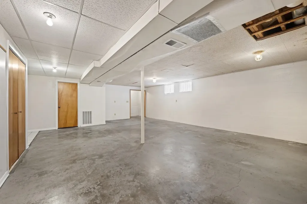 6321 N Ulysses Street Wichita KS 67219-1721