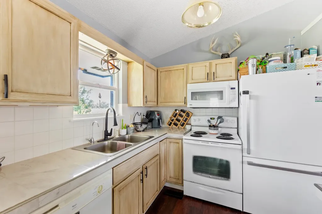 605 Clover Lane Hesston KS 67062