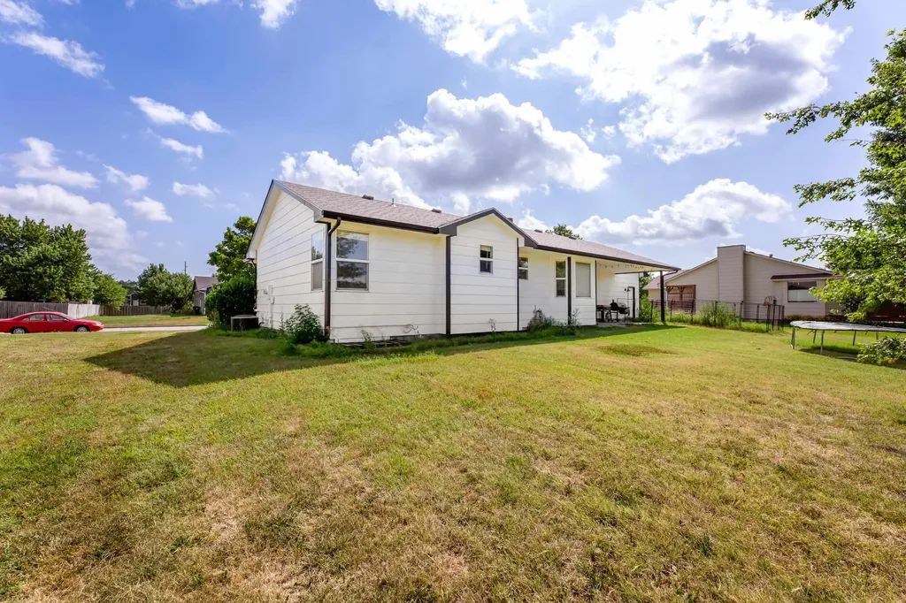 605 Clover Lane Hesston KS 67062