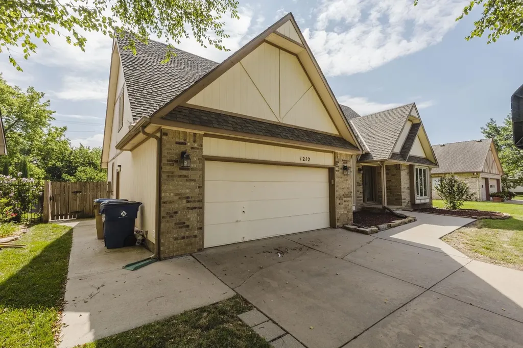1212 N Coachhouse Wichita KS 67235