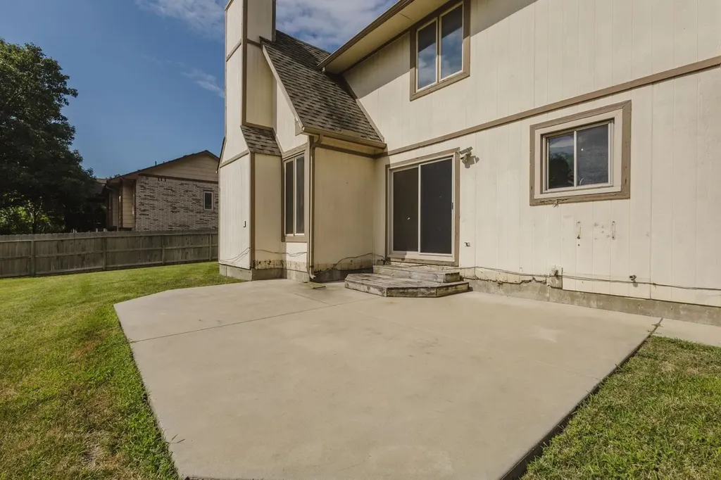 1212 N Coachhouse Wichita KS 67235