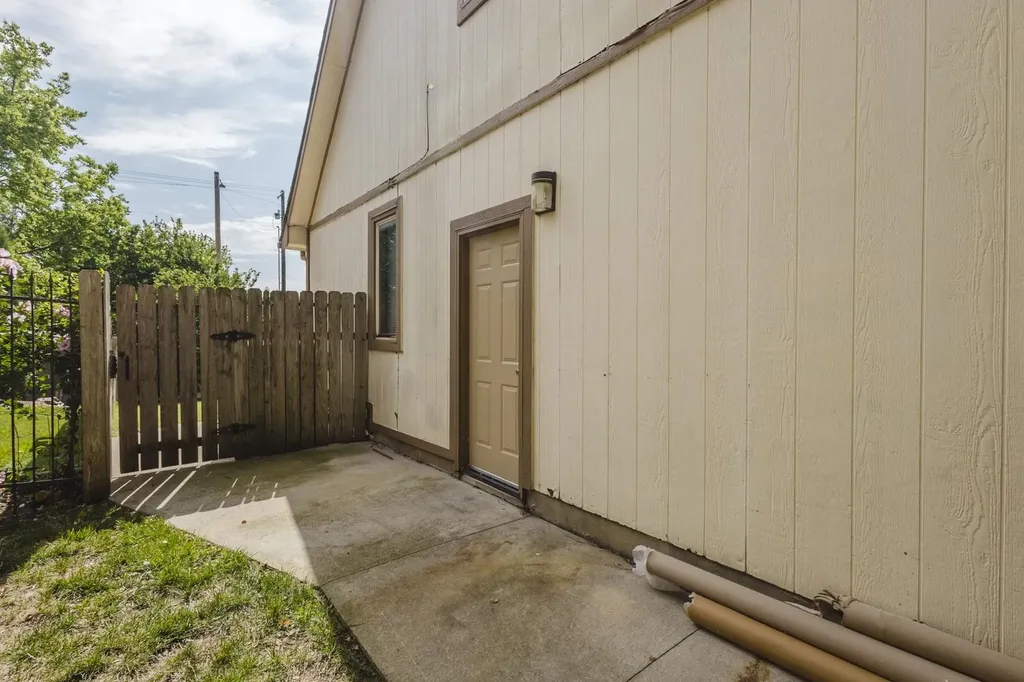 1212 N Coachhouse Wichita KS 67235
