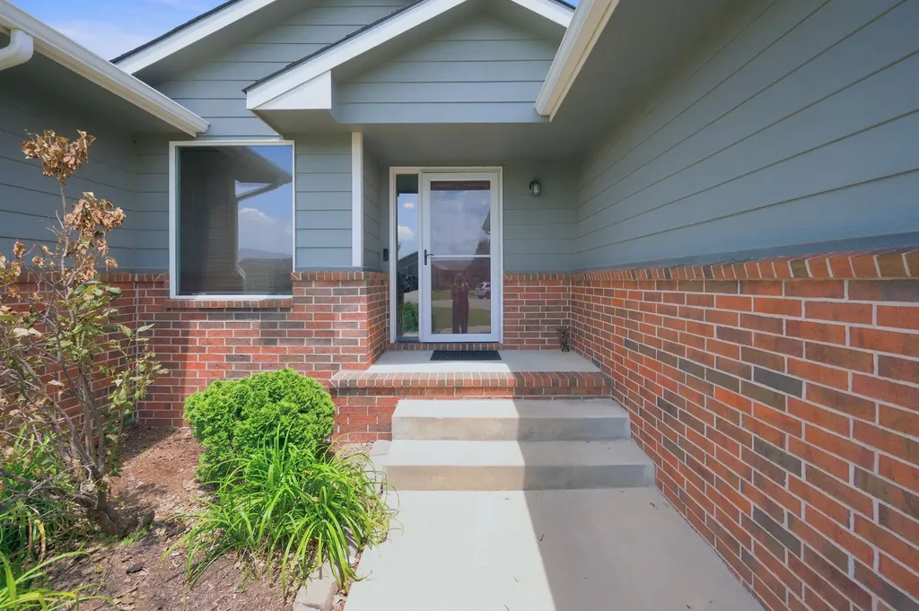 2102 E Lotus Andover KS 67002