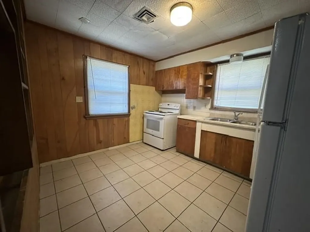 611 N Harding Wichita KS 67208
