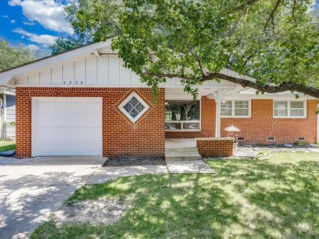 1334 N Lakeview Drive Derby KS 67037