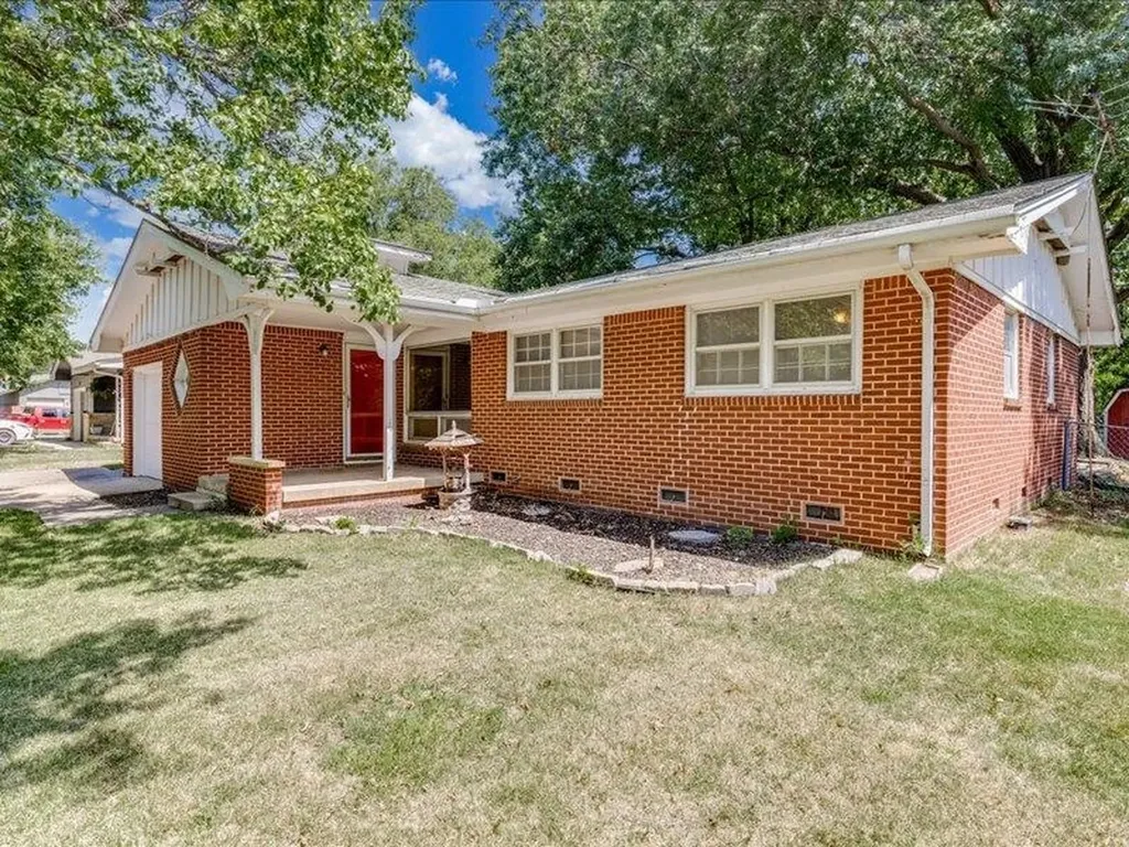 1334 N Lakeview Drive Derby KS 67037