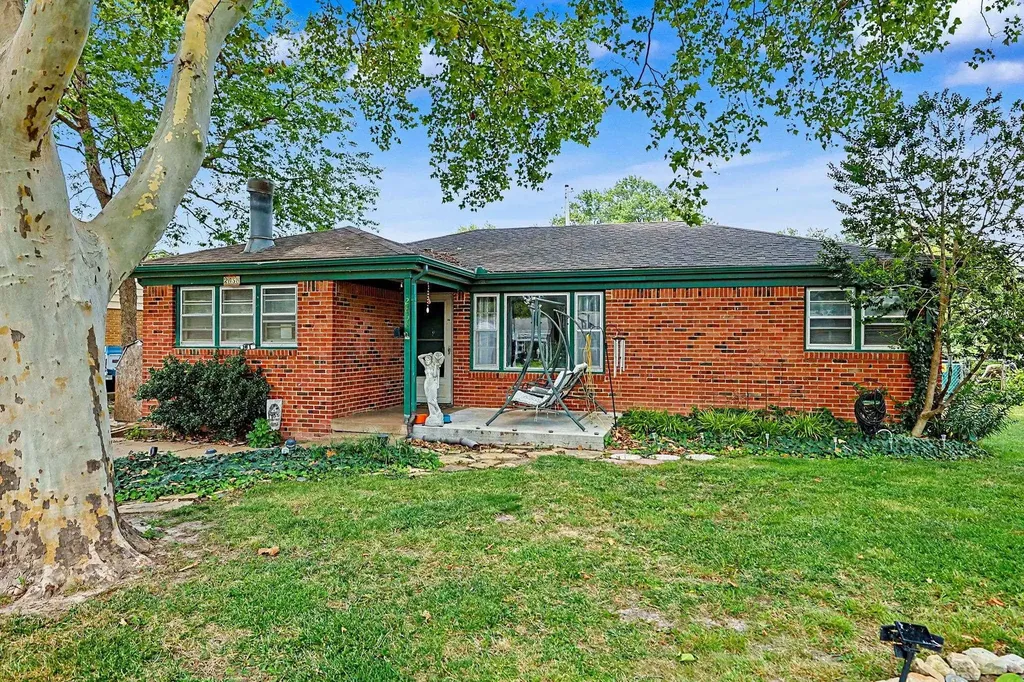 2858 S Laura Wichita KS 67216