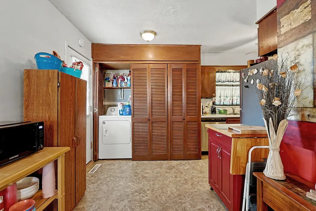 2858 S Laura Wichita KS 67216