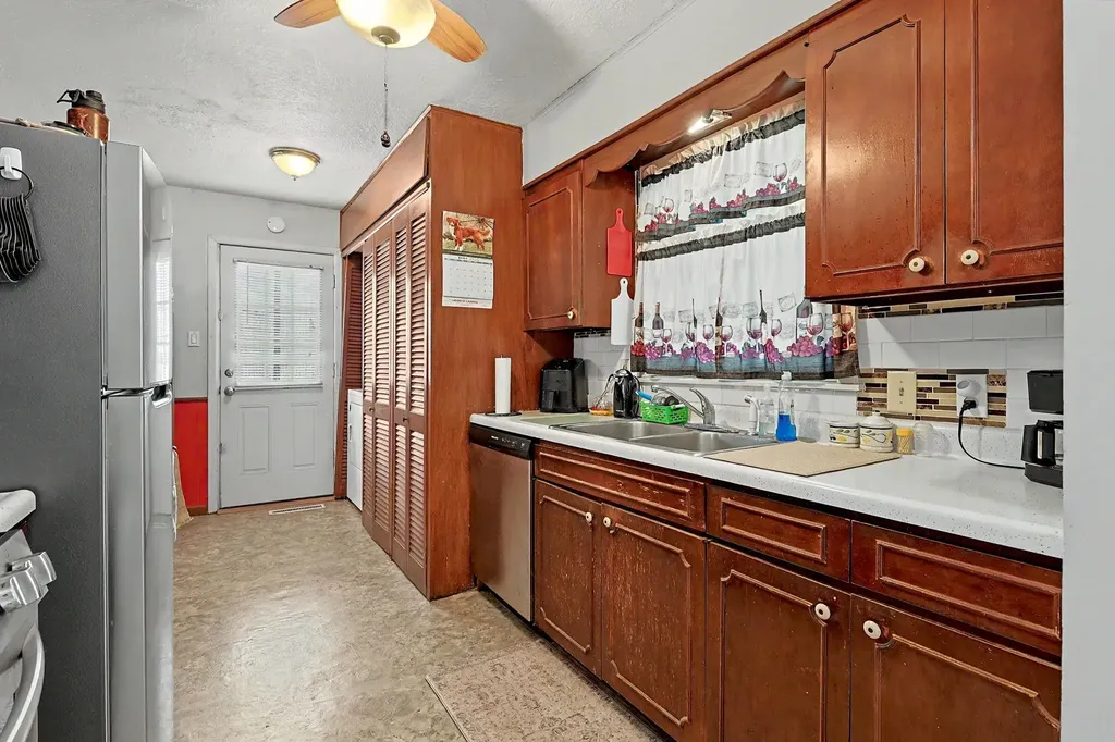 2858 S Laura Wichita KS 67216