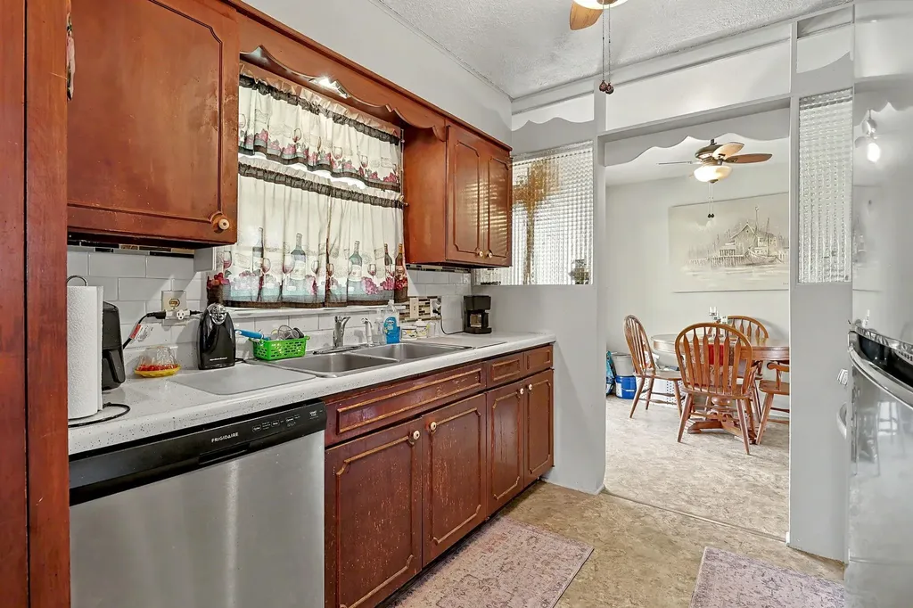 2858 S Laura Wichita KS 67216