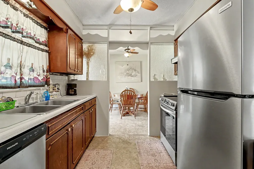 2858 S Laura Wichita KS 67216