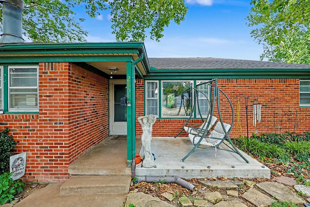2858 S Laura Wichita KS 67216