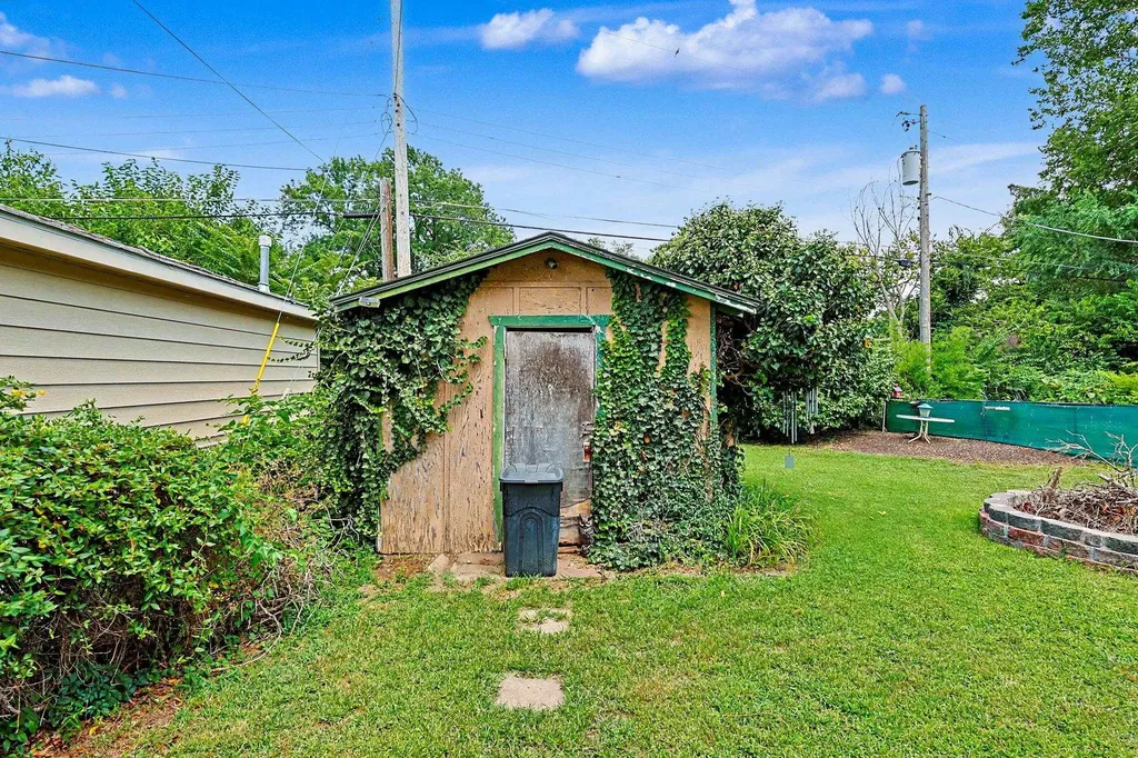 2858 S Laura Wichita KS 67216