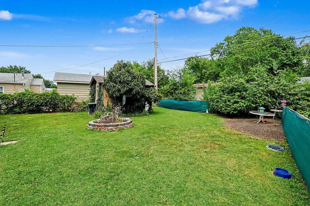 2858 S Laura Wichita KS 67216