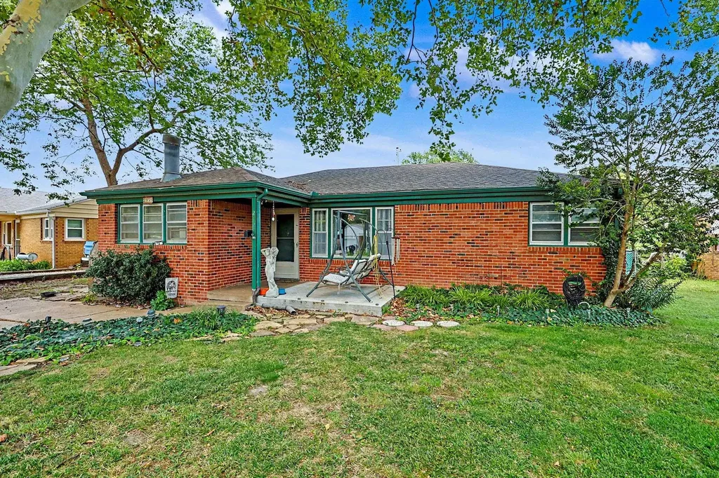 2858 S Laura Wichita KS 67216