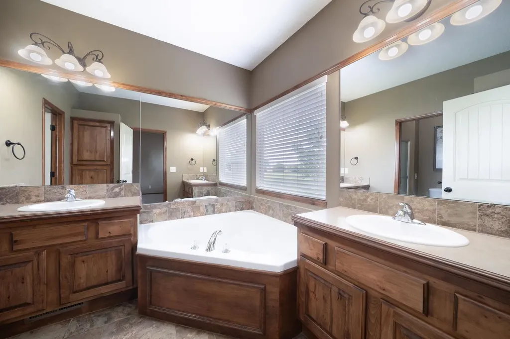 1245 N Countrywalk Street Rose Hill KS 67133