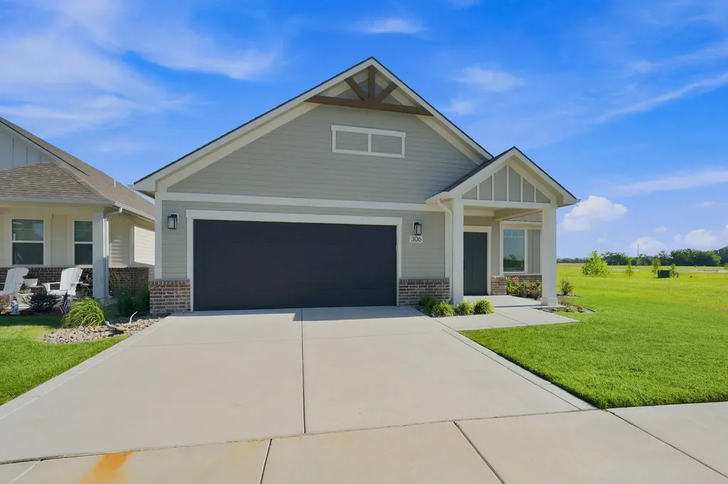 306 W Boxthorn Drive Andover KS 67002