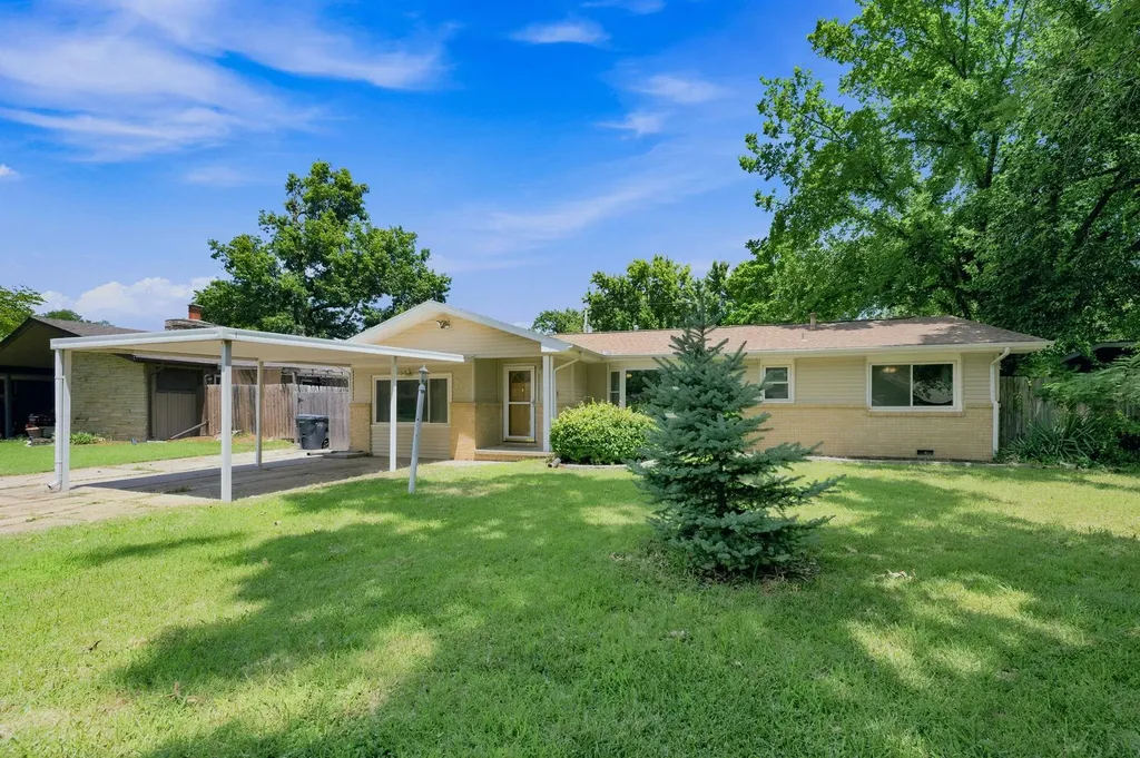 910 N Country Acres Avenue Wichita KS 67212